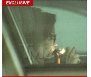 Atriz americana Amanda Bynes fuma o que parece ser um cachimbo de maconha (Foto: Reproduo/TMZ.com)