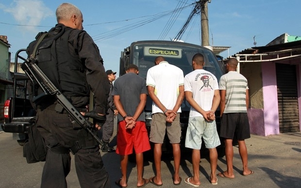 Suspeitos so detidos durante ocupao policial na favela da Chatuba (Foto: Gabriel de Paiva / Ag. O Globo)