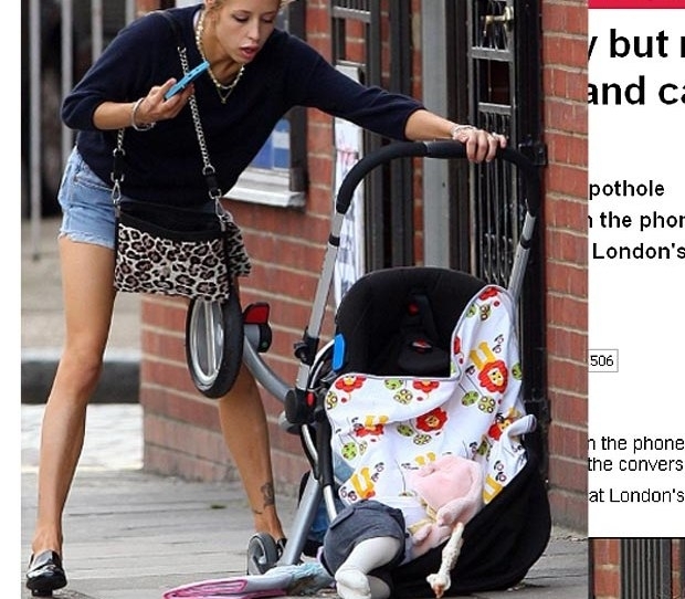 Peaches Geldof deixa carrinho do filho virar na rua e no larga o celular (Foto: Reproduo/Daily Mail)