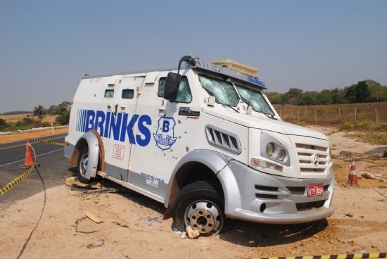 Bandidos seguiram carro-forte desde Cuiab, explodiram cofre e levaram dinheiro (Foto: Divulgao/PRF)