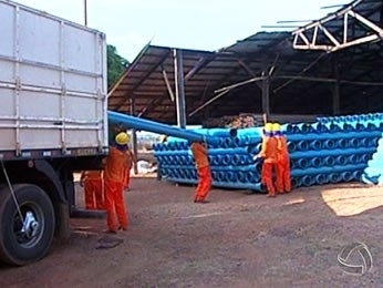 Presos trabalham na construo de rede de esgoto no norte de Mato Grosso (Foto: Reproduo/TVCA)