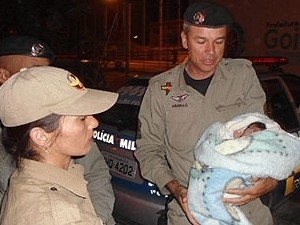 Policiais com a beb abandonada em Goinia (Foto: Divulgao/ Polcia Militar de Gois)