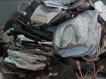 Bolsas falsificadas apreendidas pela polcia (Foto: Reproduo EPTV)