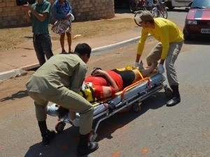 Mulher foi levada para o hospital pelos bombeiros. (Foto: MT Notcias)