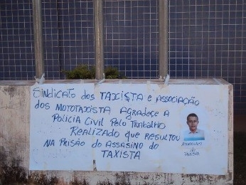 Moradores deixaram uma placa em agradecimento a policiais. (Foto: Assessoria/ Polcia Civil)