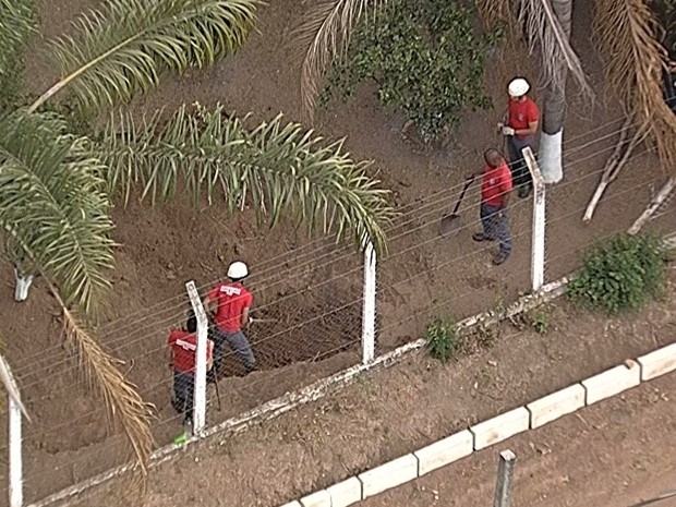 Escavao no stio que pertenceu ao goleiro Bruno, em Esmeraldas. (Foto: Reproduo/TV Globo)