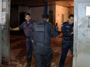 A polcia negociou com o detento a liberdade da agente prisional que estava refm (Foto: Reproduo/ TVCA)