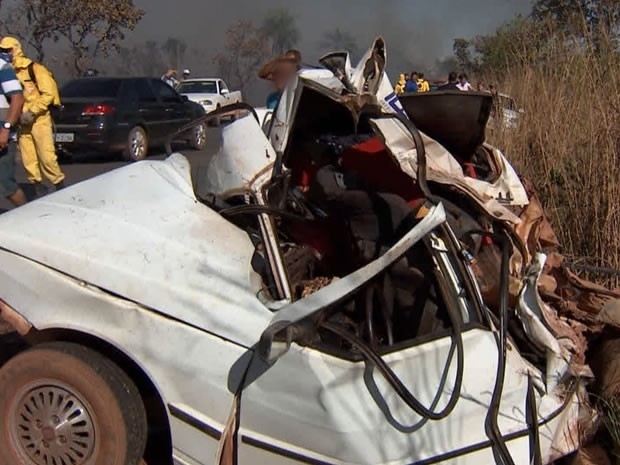 Carro de passeio ficou prensado em engavetamento e dois morreram (Foto: Reproduo/TVCA)