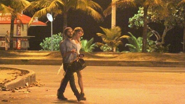 Bruno Gagliasso e Giovanna Ewbank caminham em direo  casa da atriz, na Barra Foto: Xande Nolasco