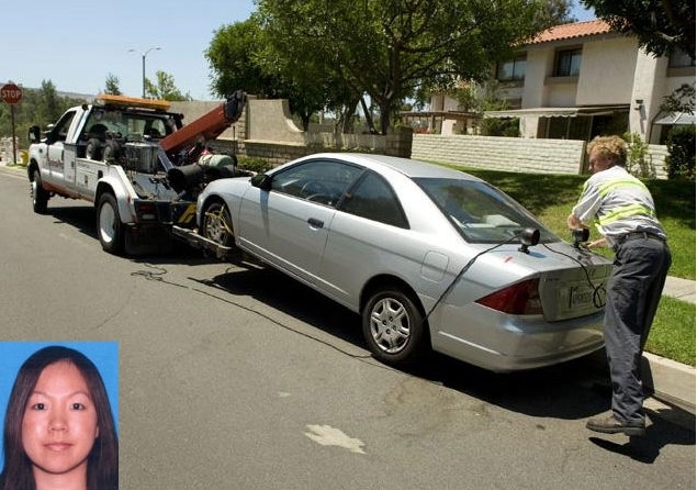 Imagem mostra o carro onde Anna foi encontrada sendo rebocado. No detalhe, Anna Oung