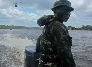 Guerreiro de selva patrulha rio na Amaznia durante ao militar em 2012 (Foto: Tahiane Stochero/G1)