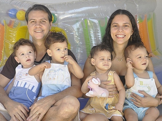 Renato e Aline se dividem para cuidar dos quadrigmeos (Foto: Denise Soares / G1)