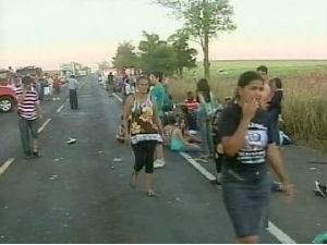 Feridos no acidente ficaram espalhados pela rodovia (Foto: Reproduo RPCTV)