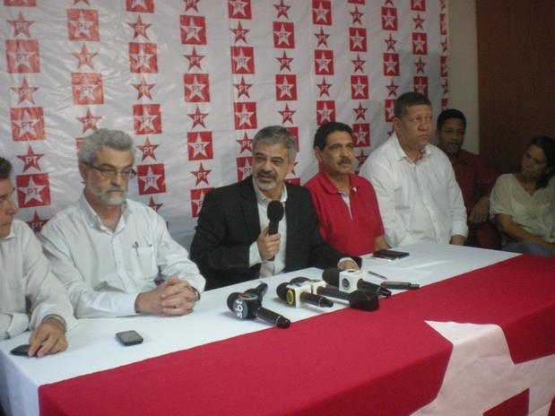 Humberto Costa (com o microfone) e Joo Paulo ( direita) compem a chapa pura do PT em Recife