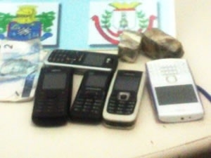 Celulares foram arremessados para dentro do ptido da Cadeia.