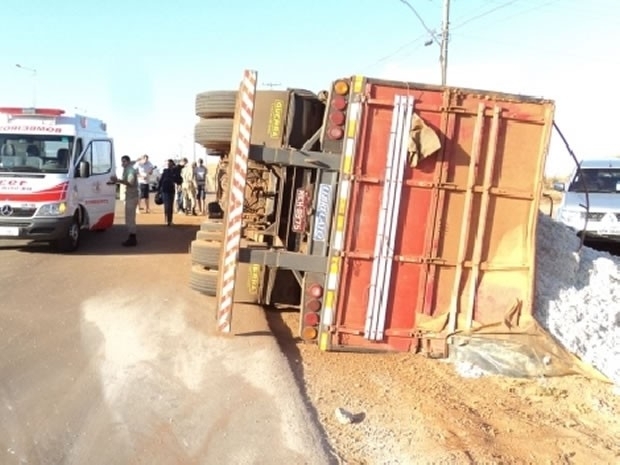 Carreta tombou na rea urbana da cidade de Sinop