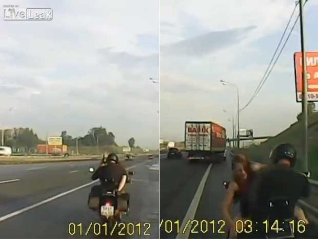 Casal  flagrado fazendo sexo em cima de moto em movimento