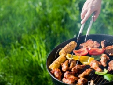 Controlar o consumo de bebidas, optar por carnes magras e apostar em vegetais na grela so algumas das dicas do site