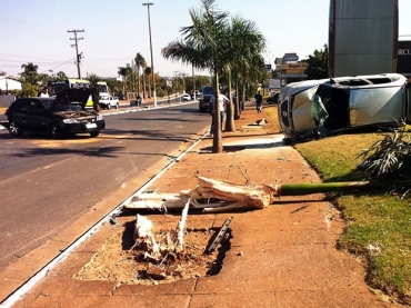 Acidente ocorreu na Avenida Miguel Sutil, em Cuiab (Foto: Tita Mara/G1)