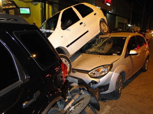 Veculos estacionados so atingidos na frente de restaurante, no bairro Prado, Regio Oeste de Belo Horizonte