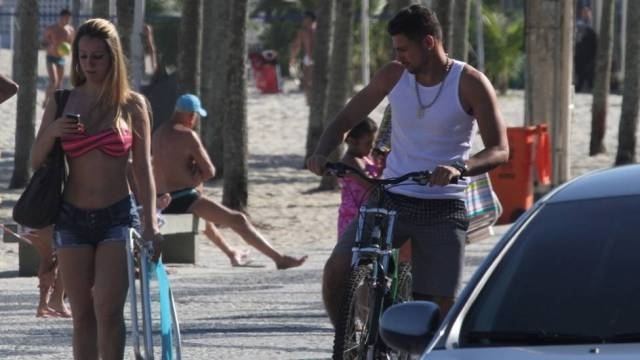 Cau  flagrado olhando para bumbum de loura na praia Foto: Xande Nolasco