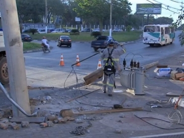 Veculo derrubou poste em Cuiab aps coliso na madrugada do dia 6 de julho (Foto: Reproduo TVCA)