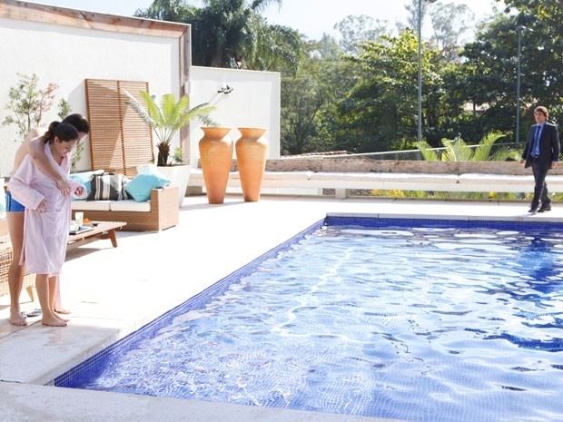 Conrado ajuda Cida e se vestir e Elano chega na hora: a casa caiu! (Foto: Cheias de Charme / TV Globo)