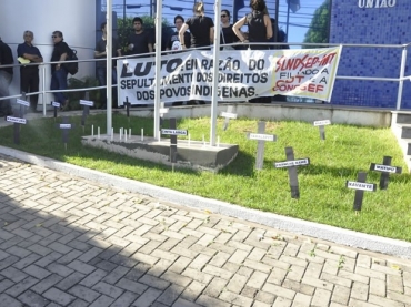 Servidores da Funai usam a cruz como smbolo de protesto e com nomes de etnias 