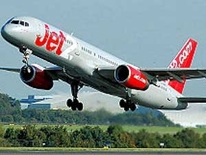 Criana foi descoberta quando o avio da empresa Jet2 j estava a meio caminho de Roma. (