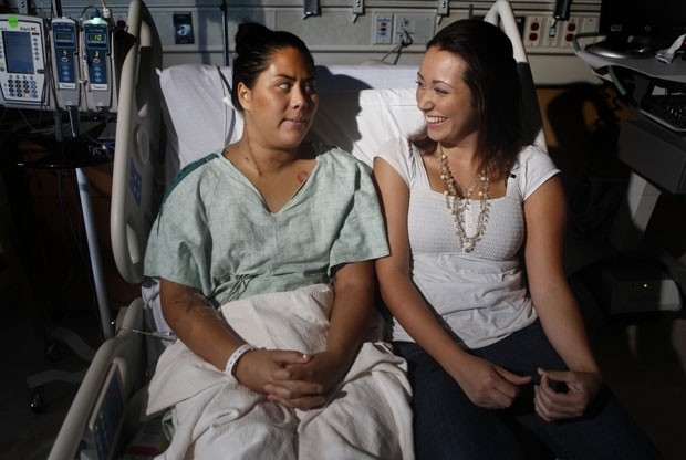 Allie Young, 19 (esq.), e Stephanie Davies, 21, em um hospital de Colorado nesta segunda (23) (Foto: Reuters)