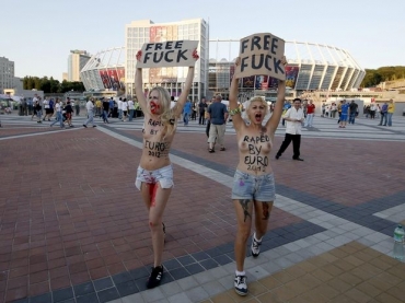 Organizadora do Femen no Brasil, Sara Winter (dir.) vai a Braslia treinar novas integrantes