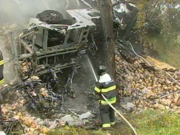 Uma das carretas envolvida no acidente caiu em ribanceira e pegou fogo. (Foto: Reproduo TV Tem)