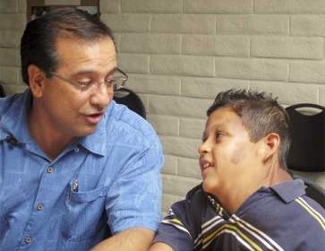 Garoto mexicano conversa com pastor batista, j nos EUA. (Foto: AP)