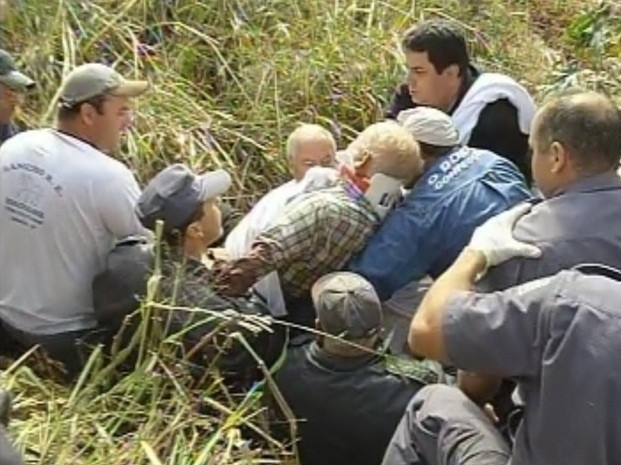 Idoso foi retirado com ajuda de uma maca (Foto: Reproduo/TV TEM)