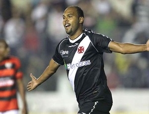 Alecsandro celebra, mas gol foi de Gabriel, contra (Foto: Marcelo Sadio / Flickr do Vasco)