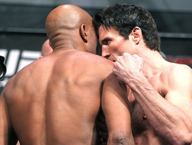 Anderson Silva d ombrada no rosto de Chael Sonnen na pesagem do UFC 148 (Foto: Getty Images)