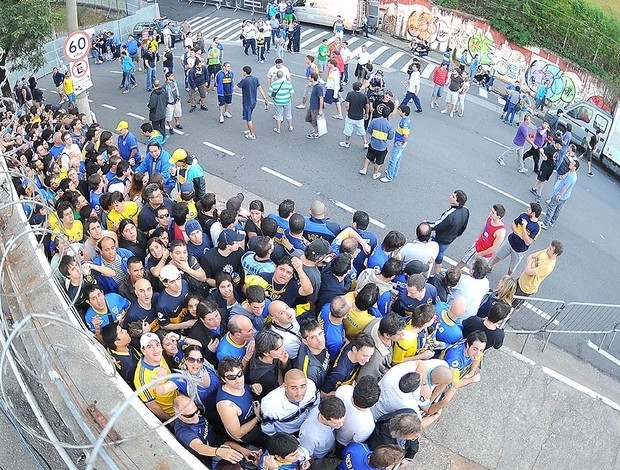 Torcida em frente aos portesTorcida em frente aos portes