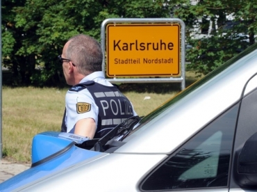 Policial no local da tomada de refns nesta quarta-feira (4) na cidade alem de Karlsruhe (Foto: AFP)