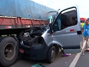 Van bateu na lateral da carreta na BR-324, na Bahia