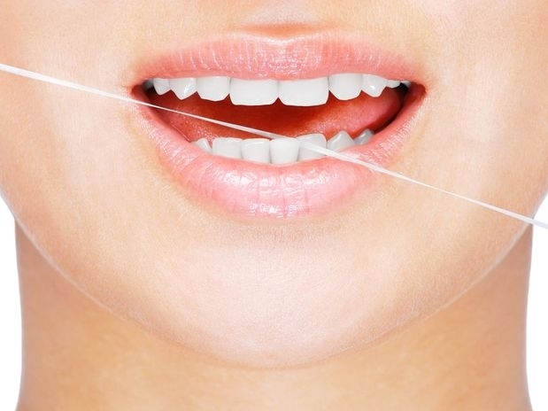 Realize uma boa higiene bucal diariamente no se esquecendo de utilizar o fio dental