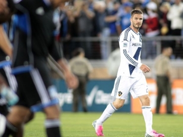 Fora dos Jogos de Londres, Beckham brigou at com mascote em jogo do Galaxy