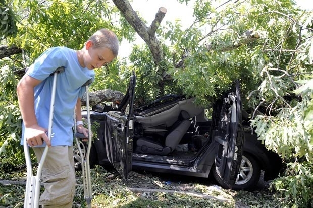 Queda de rvore deixou carro destrudo em Lynchburg, na Virgnia.