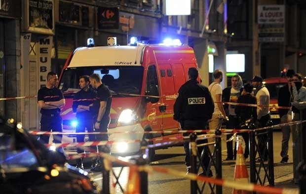 Bombeiros e policias trabalham na cena do crime onde duas pessoas foram mortas a tiro na Frana neste domingo (1)