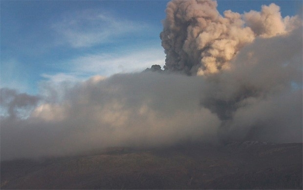 Vulco Nevado del Ruiz expele cinzas vulcnicas em foto tirada neste sbado (30) (Foto: Reuters)