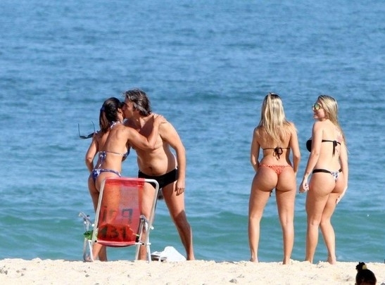 Alexandre Borges  cercado por mulheres na praia