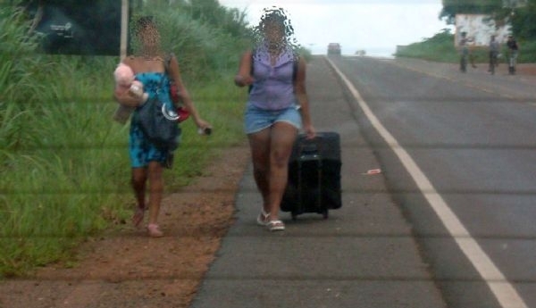 Meninas descendo do carro do taxista investigado