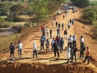 Grupo bloqueia trecho da BR-158 desde domingo