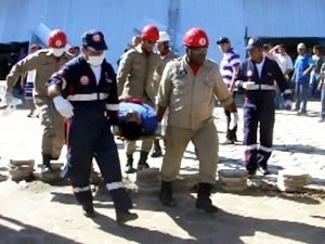 Operrios ficaram feridos e foram levados para hospital 