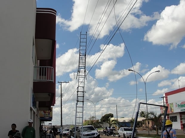 Homem utilizou escada para instalar letreiro e morreu eletrocutado