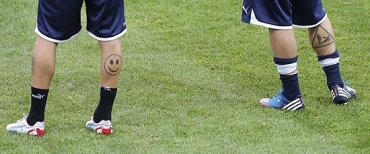 Foto tirada durante treino da Itlia mostra a tatuagem de Diamanti (esq.) e de De Rossi